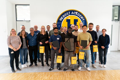 Hengst dà il benvenuto a nuovi specialisti provenienti da apprendistati e programmi di studio duali